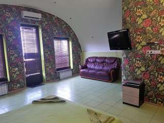 Гостевой дом Самарканд Ялта Семейный номер с балконом-1