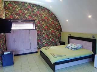 Гостевой дом Самарканд Ялта Семейный номер с балконом-2